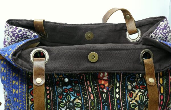 Handmade bag with ancient embroidered fabrics from the Rajasthan desert. Magnet closure detail.